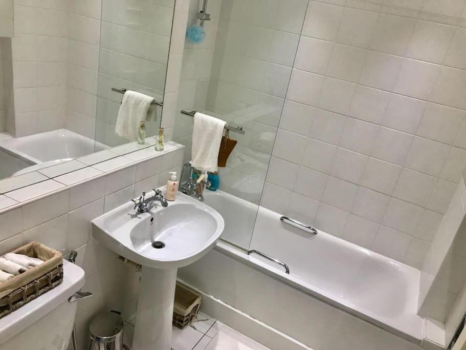 Appartamento Stunning 2 Bed/2Bath Flat In Heart Of Kensington Londra Esterno foto