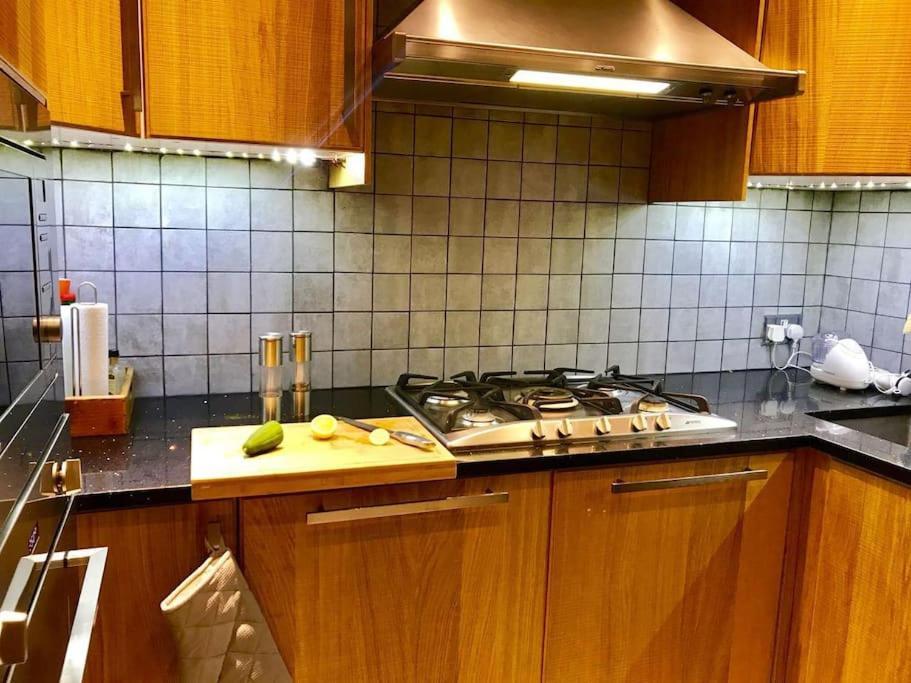Appartamento Stunning 2 Bed/2Bath Flat In Heart Of Kensington Londra Esterno foto