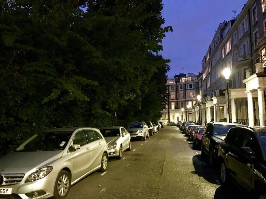 Appartamento Stunning 2 Bed/2Bath Flat In Heart Of Kensington Londra Esterno foto