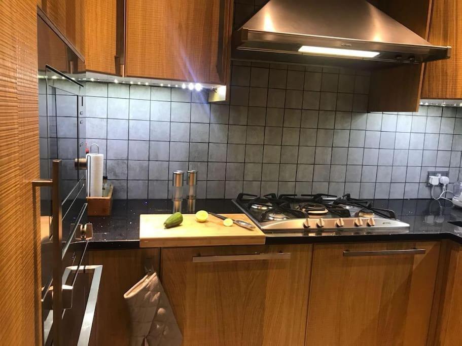 Appartamento Stunning 2 Bed/2Bath Flat In Heart Of Kensington Londra Esterno foto