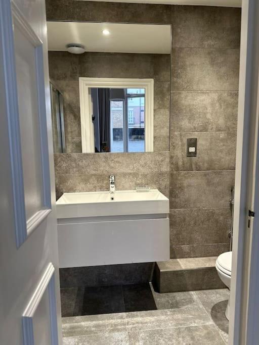 Appartamento Stunning 2 Bed/2Bath Flat In Heart Of Kensington Londra Esterno foto