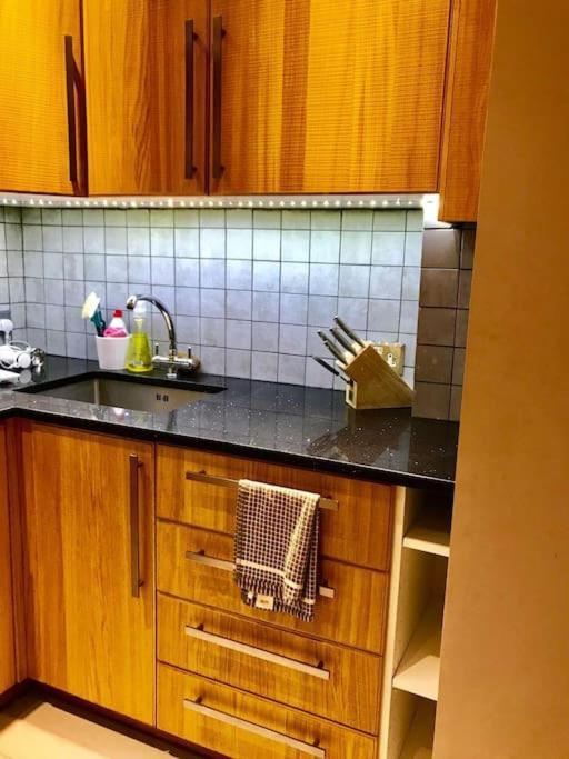 Appartamento Stunning 2 Bed/2Bath Flat In Heart Of Kensington Londra Esterno foto