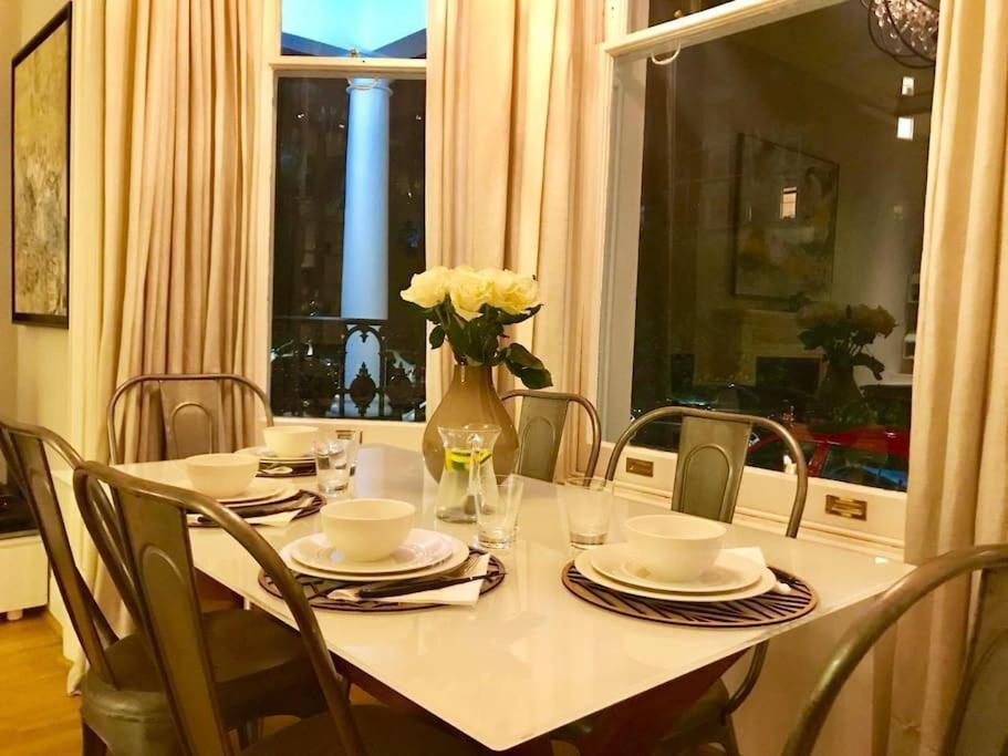Appartamento Stunning 2 Bed/2Bath Flat In Heart Of Kensington Londra Esterno foto