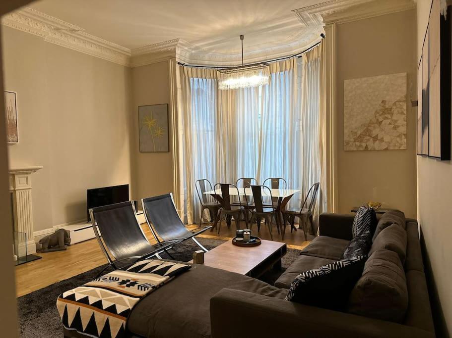 Appartamento Stunning 2 Bed/2Bath Flat In Heart Of Kensington Londra Esterno foto