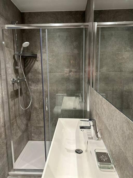 Appartamento Stunning 2 Bed/2Bath Flat In Heart Of Kensington Londra Esterno foto