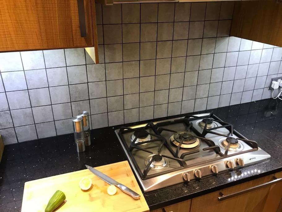 Appartamento Stunning 2 Bed/2Bath Flat In Heart Of Kensington Londra Esterno foto
